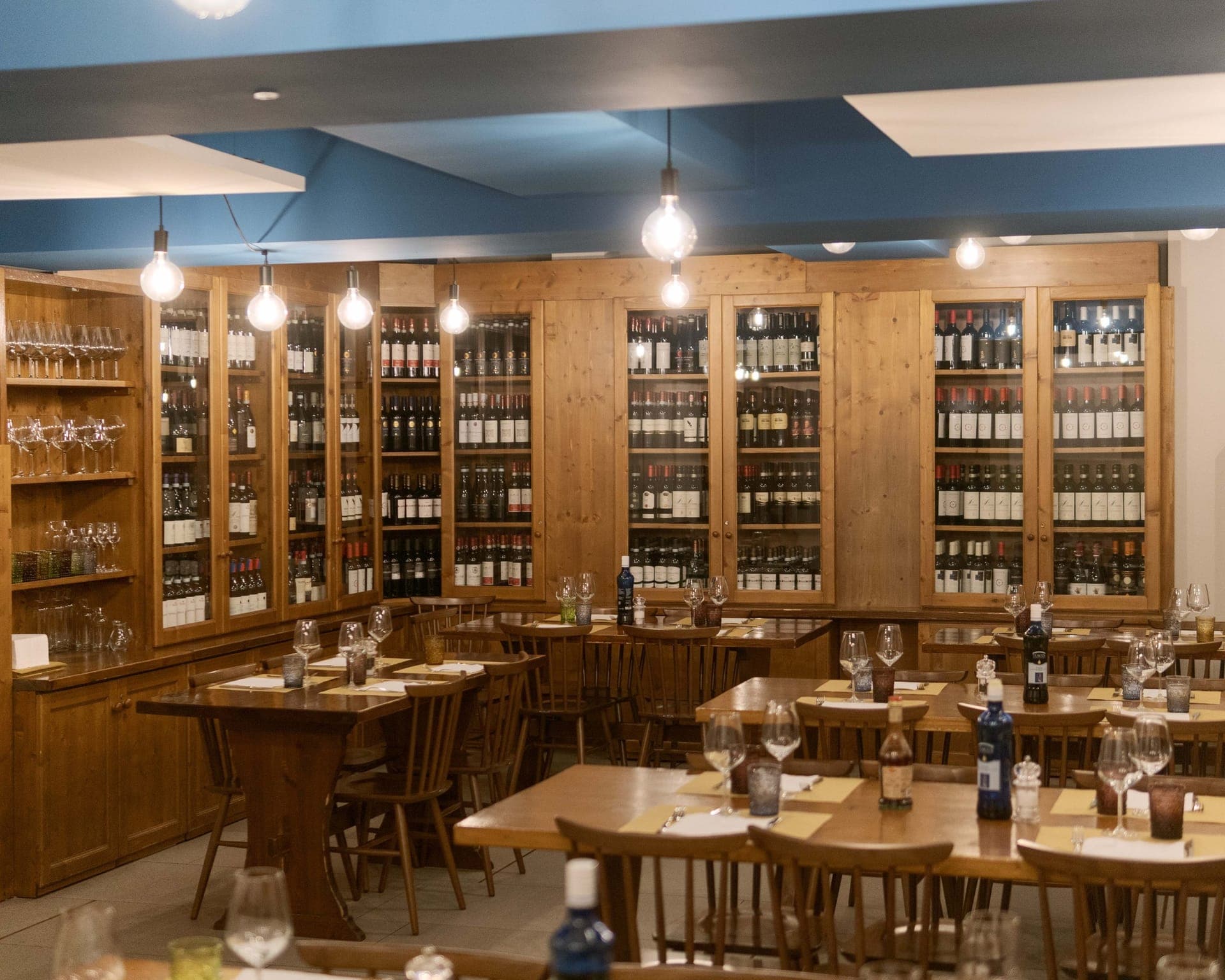 Sala con Bancone Vini