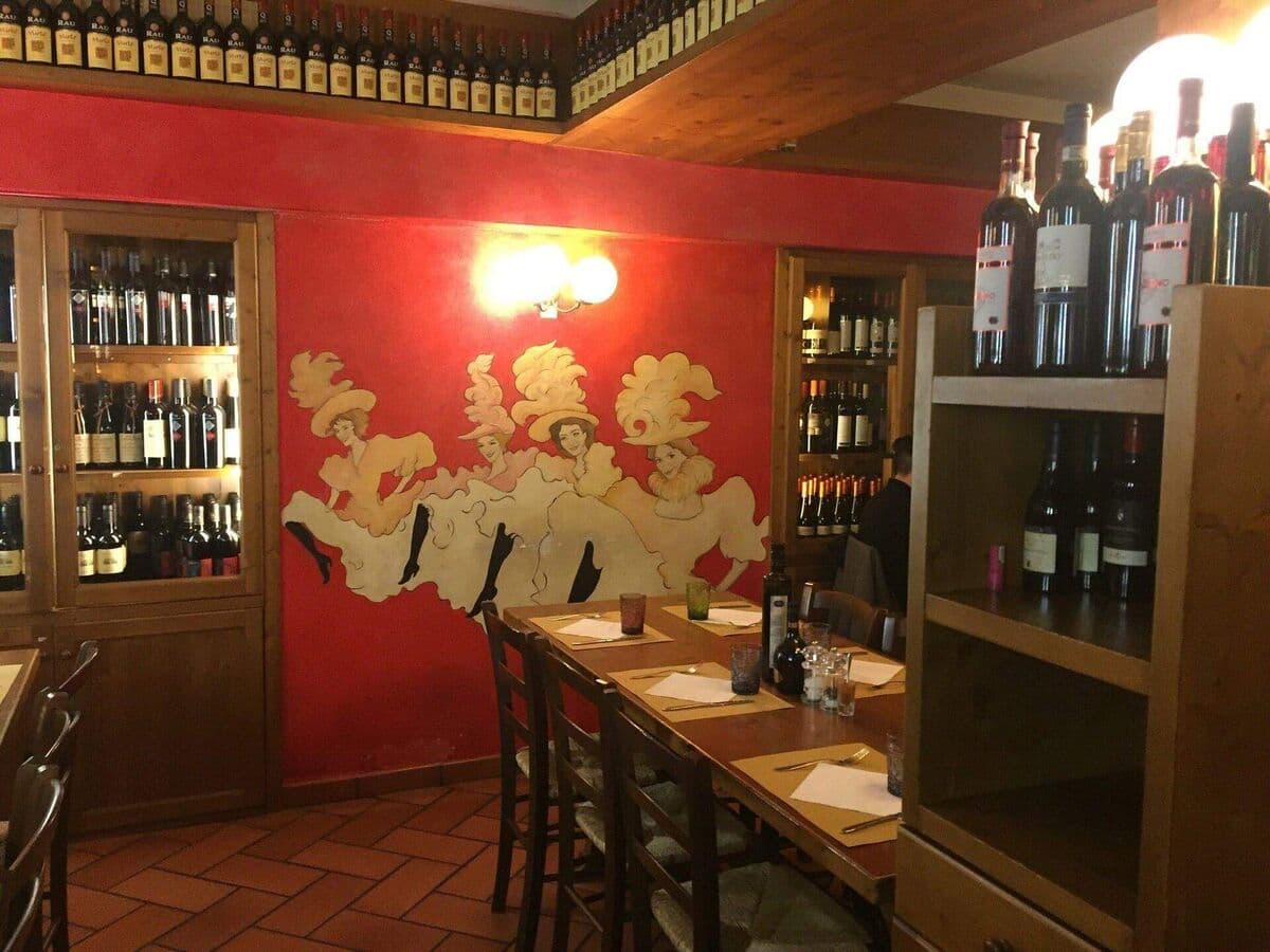Sala con affreschi e cantina alla Taverna degli Amici